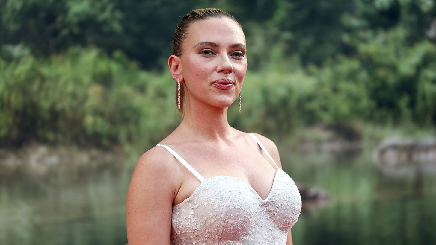 Scarlett&#xA0;Johansson | &#x388;&#x3BA;&#x3B1;&#x3BD;&#x3B5; &#x3C4;&#x3BF; &#x3C0;&#x3B9;&#x3BF; &#x3BA;&#x3BF;&#x3BC;&#x3C8;&#x3CC; &#x3C7;&#x3C4;&#x3AD;&#x3BD;&#x3B9;&#x3C3;&#x3BC;&#x3B1; &#x3C0;&#x3BF;&#x3C5; &#x3B1;&#x3BD;&#x3BF;&#x3C1;&#x3B8;&#x3CE;&#x3BD;&#x3B5;&#x3B9; &#x3C4;&#x3BF; &#x3C0;&#x3C1;&#x3CC;&#x3C3;&#x3C9;&#x3C0;&#x3BF;