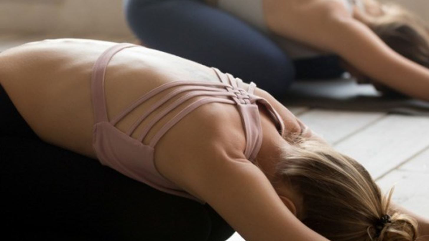 Yoga και πόνοι περιόδου: 3 θέσεις από την ειδικό που θα ανακουφίσουν