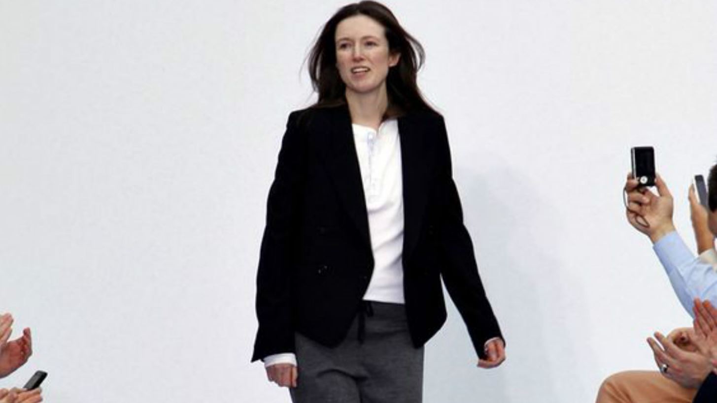 H Chlo&#xE9; &#x3B5;&#x3C0;&#x3B9;&#x3B2;&#x3B5;&#x3B2;&#x3B1;&#x3B9;&#x3CE;&#x3BD;&#x3B5;&#x3B9; &#x3C4;&#x3B7; &#x3B4;&#x3B9;&#x3B1;&#x3BA;&#x3BF;&#x3C0;&#x3AE; &#x3C4;&#x3B7;&#x3C2; &#x3C3;&#x3C5;&#x3BD;&#x3B5;&#x3C1;&#x3B3;&#x3B1;&#x3C3;&#x3AF;&#x3B1;&#x3C2; &#x3C4;&#x3B7;&#x3C2; &#x3BC;&#x3B5; &#x3C4;&#x3B7;&#x3BD; Clare Waight Keller