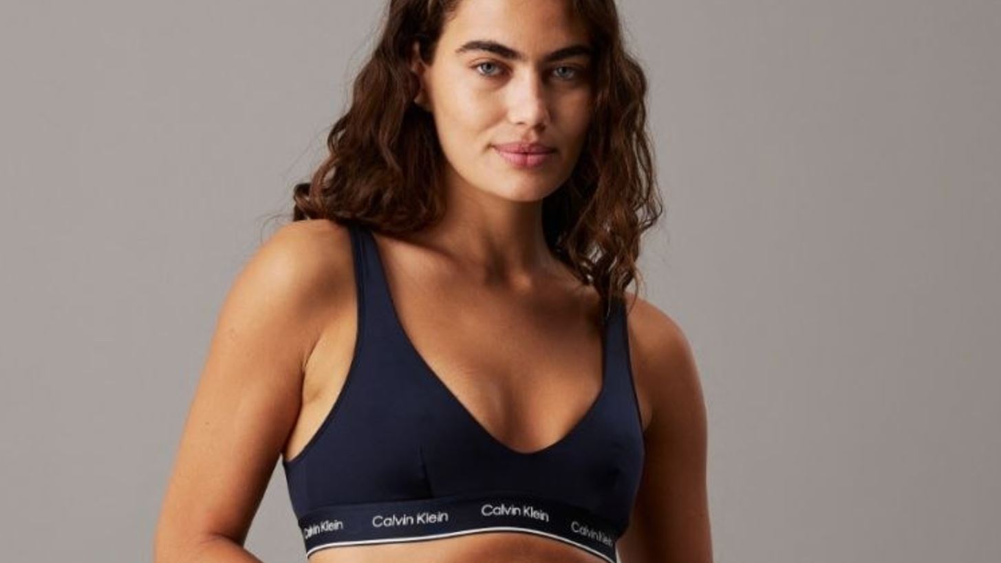 The Art of Understated Glamour | &#x3A4;&#x3B1; &#x3C9;&#x3C1;&#x3B1;&#x3B9;&#x3CC;&#x3C4;&#x3B5;&#x3C1;&#x3B1; &#x3BC;&#x3B1;&#x3B3;&#x3B9;&#x3CC; &#x3BA;&#x3B1;&#x3B9; resort pieces &#x3B1;&#x3C0;&#x3CC; &#x3C4;&#x3B7; &#x3C3;&#x3C5;&#x3BB;&#x3BB;&#x3BF;&#x3B3;&#x3AE; Calvin Klein SS25 &#x3C0;&#x3BF;&#x3C5; &#x3B8;&#x3B1; &#x3BF;&#x3C1;&#x3AF;&#x3C3;&#x3BF;&#x3C5;&#x3BD; &#x3C4;&#x3B9;&#x3C2; &#x3B5;&#x3BC;&#x3C6;&#x3B1;&#x3BD;&#x3AF;&#x3C3;&#x3B5;&#x3B9;&#x3C2; &#x3C3;&#x3BF;&#x3C5;