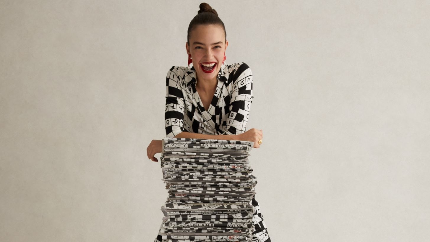 H Diane V&#x3BF;n Furstenberg &#x3B3;&#x3B9;&#x3BF;&#x3C1;&#x3C4;&#x3AC;&#x3B6;&#x3B5;&#x3B9; &#x3C4;&#x3B7;&#x3BD; 50&#x3AE; &#x3B5;&#x3C0;&#x3AD;&#x3C4;&#x3B5;&#x3B9;&#x3BF; &#x3C4;&#x3BF;&#x3C5; Wrap Dress &#x3BC;&#x3B5; &#x3BC;&#x3B9;&#x3B1; limited &#x3C3;&#x3C5;&#x3BB;&#x3BB;&#x3BF;&#x3B3;&#x3AE;