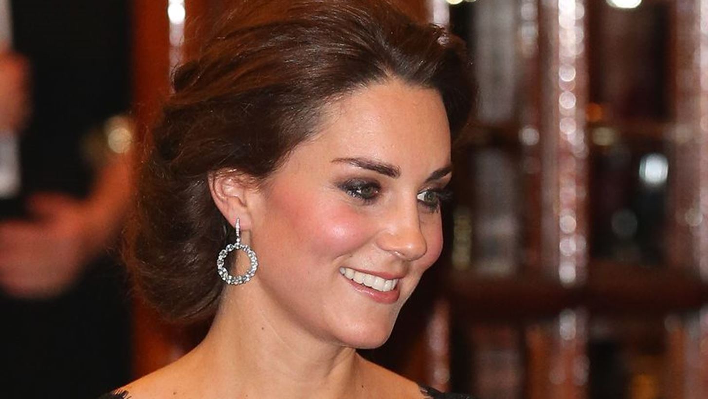 Kate Middleton: To &#x3B5;&#x3BD;&#x3C4;&#x3C5;&#x3C0;&#x3C9;&#x3C3;&#x3B9;&#x3B1;&#x3BA;&#x3CC; &#x3BC;&#x3B1;&#x3CD;&#x3C1;&#x3BF; &#x3C6;&#x3CC;&#x3C1;&#x3B5;&#x3BC;&#x3B1; &#x3C0;&#x3BF;&#x3C5; &#x3C6;&#x3CC;&#x3C1;&#x3B5;&#x3C3;&#x3B5; &#x3B4;&#x3CD;&#x3BF; &#x3C6;&#x3BF;&#x3C1;&#x3AD;&#x3C2;