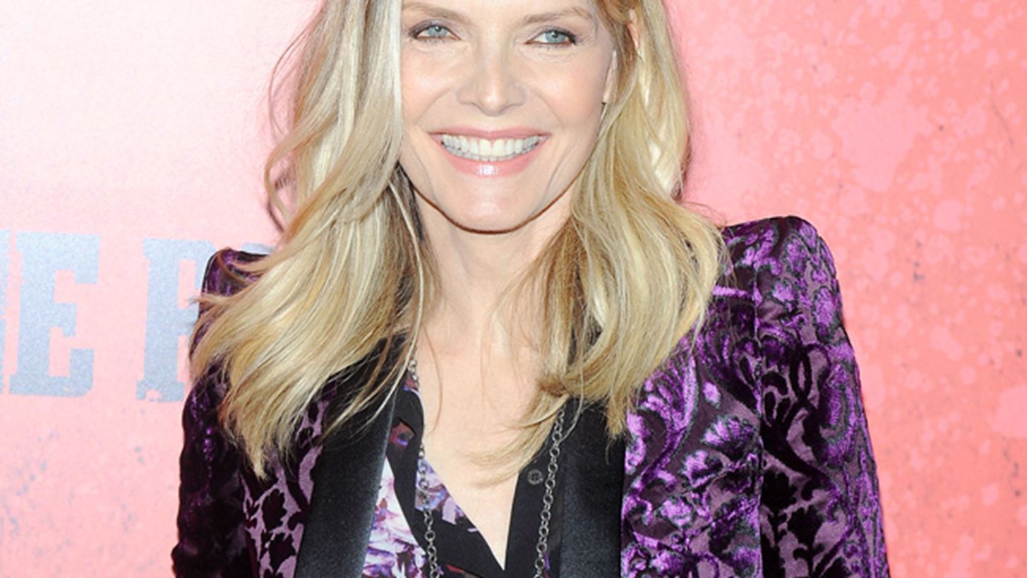 Michelle Pfeiffer: &#x395;&#x3BE;&#x3B7;&#x3B3;&#x3B5;&#x3AF; &#x3C4;&#x3BF; &#x3B3;&#x3B9;&#x3B1;&#x3C4;&#x3AF; &#x3B1;&#x3C0;&#x3BF;&#x3BC;&#x3B1;&#x3BA;&#x3C1;&#x3CD;&#x3BD;&#x3B8;&#x3B7;&#x3BA;&#x3B5; &#x3B1;&#x3C0;&#x3CC; &#x3C4;&#x3B7; showbiz &#x3BA;&#x3B1;&#x3B9; &#x3C4;&#x3BF; Hollywood