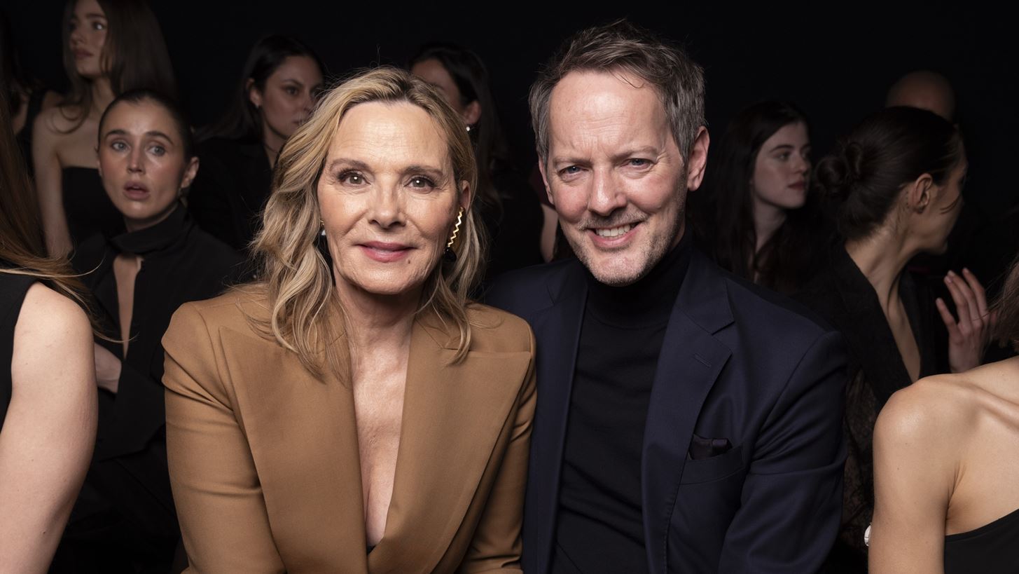 Kim Cattrall &amp; Russel Thomas | &#x397; &#x3C1;&#x3BF;&#x3BC;&#x3B1;&#x3BD;&#x3C4;&#x3B9;&#x3BA;&#x3AE; &#x3AD;&#x3BE;&#x3BF;&#x3B4;&#x3BF;&#x3C2; &#x3B1;&#x3C0;&#x3CC; &#x3C4;&#x3BF; Chelsea Old Town Hall &#x3C0;&#x3BF;&#x3C5; &#x3AD;&#x3B3;&#x3B9;&#x3BD;&#x3B5; viral