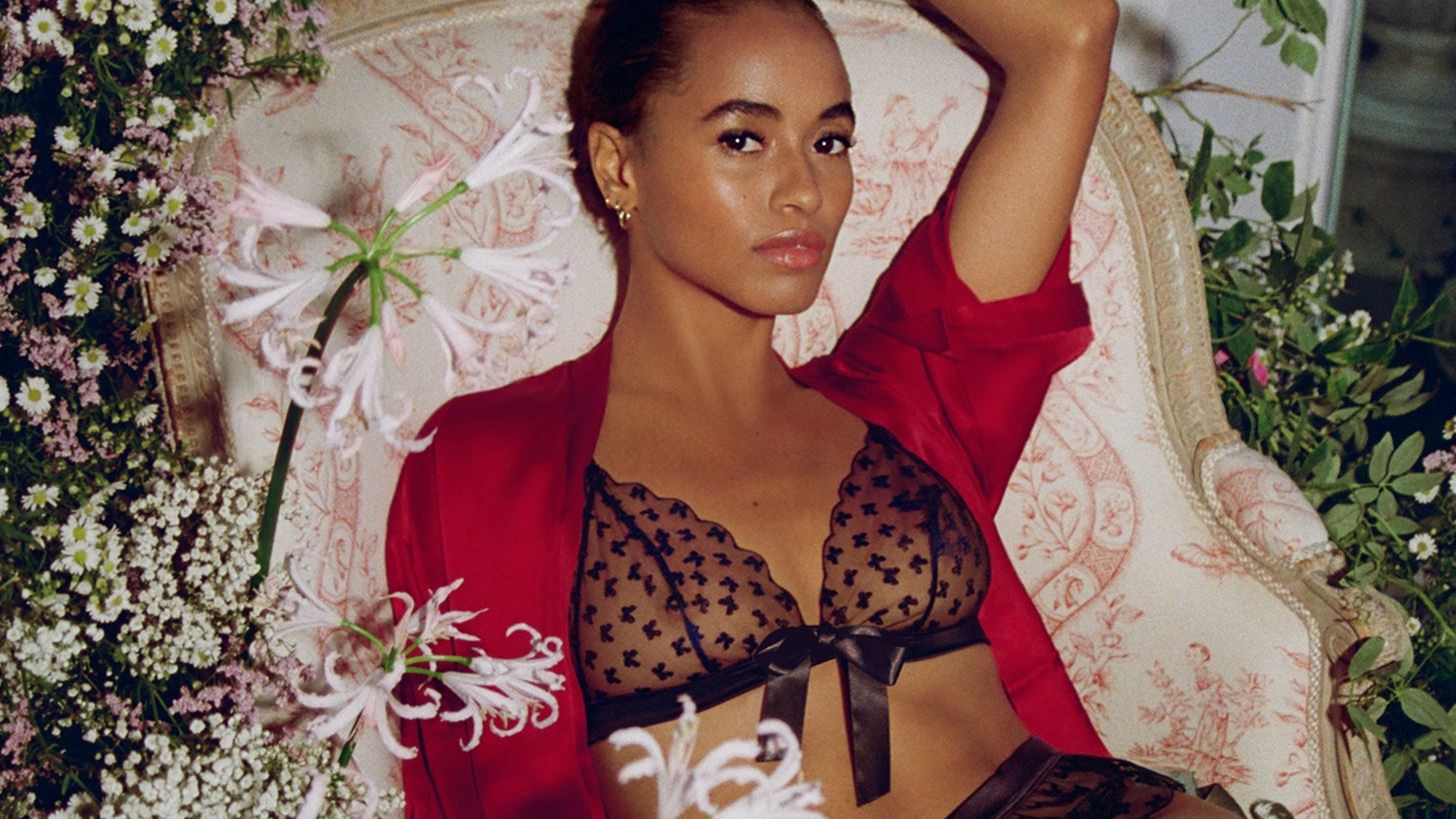 &#x394;&#x3B1;&#x3BD;&#x3C4;&#x3AD;&#x3BB;&#x3B1;, florals &#x3BA;&#x3B1;&#x3B9; &#x3C1;&#x3BF;&#x3BC;&#x3B1;&#x3BD;&#x3C4;&#x3B9;&#x3C3;&#x3BC;&#x3CC;&#x3C2; | &#x397; Intimissimi &#x3B1;&#x3C6;&#x3B9;&#x3B5;&#x3C1;&#x3CE;&#x3BD;&#x3B5;&#x3B9; &#x3C4;&#x3B7; &#x3BD;&#x3AD;&#x3B1; &#x3C4;&#x3B7;&#x3C2; &#x3C3;&#x3C5;&#x3BB;&#x3BB;&#x3BF;&#x3B3;&#x3AE; &#x3C3;&#x3C4;&#x3B7; &#x3B3;&#x3B9;&#x3BF;&#x3C1;&#x3C4;&#x3AE; &#x3C4;&#x3C9;&#x3BD; &#x3B5;&#x3C1;&#x3C9;&#x3C4;&#x3B5;&#x3C5;&#x3BC;&#x3AD;&#x3BD;&#x3C9;&#x3BD;