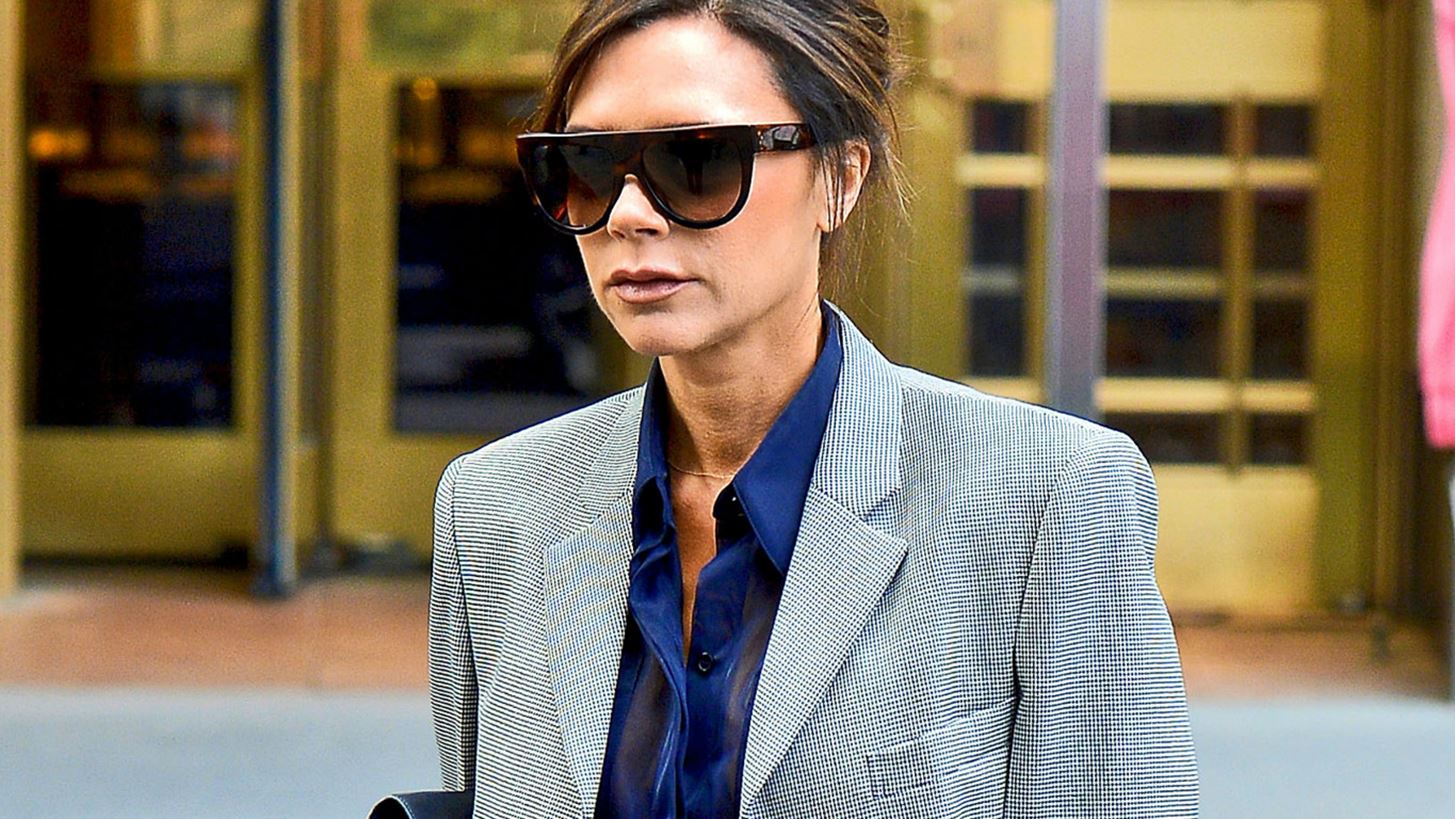 &#x393;&#x3B9;&#x3B1;&#x3C4;&#x3AF; &#x3B7; Victoria Beckham &#x3C6;&#x3BF;&#x3C1;&#x3AC;&#x3B5;&#x3B9; &#x3C0;&#x3AC;&#x3BD;&#x3C4;&#x3B1; &#x3C4;&#x3B1; &#x3B3;&#x3C5;&#x3B1;&#x3BB;&#x3B9;&#x3AC; &#x3B7;&#x3BB;&#x3AF;&#x3BF;&#x3C5; &#x3C4;&#x3B7;&#x3C2;;