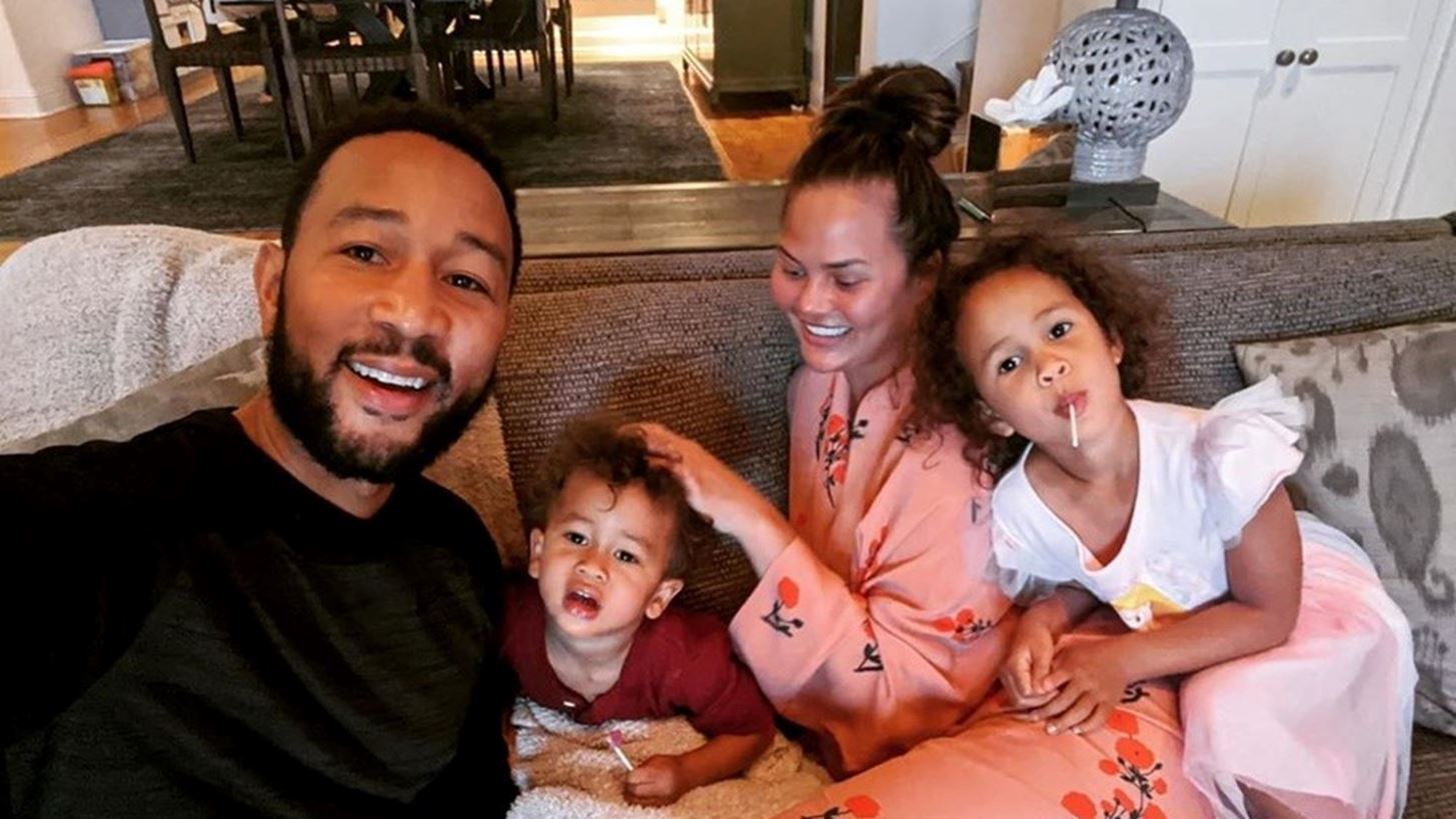 H Chrissy Teigen &#x3BA;&#x3B1;&#x3B9; &#x3BF; John Legend &#x3C5;&#x3C0;&#x3BF;&#x3B4;&#x3AD;&#x3C7;&#x3C4;&#x3B7;&#x3BA;&#x3B1;&#x3BD; &#x3C4;&#x3BF; &#x3C4;&#x3C1;&#x3AF;&#x3C4;&#x3BF; &#x3C4;&#x3BF;&#x3C5;&#x3C2; &#x3C0;&#x3B1;&#x3B9;&#x3B4;&#x3AF;