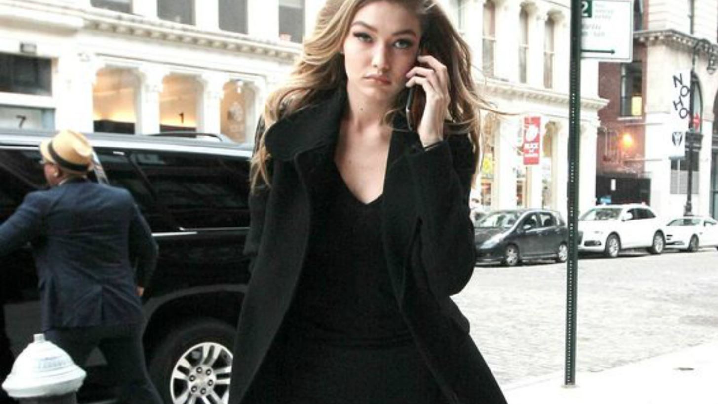 &#x397; Gigi Hadid &#x3C6;&#x3C9;&#x3C4;&#x3BF;&#x3B3;&#x3C1;&#x3B1;&#x3C6;&#x3AF;&#x3B6;&#x3B5;&#x3B9; &#x3C4;&#x3B7; &#x3BD;&#x3AD;&#x3B1; &#x3BA;&#x3B1;&#x3BC;&#x3C0;&#x3AC;&#x3BD;&#x3B9;&#x3B1; &#x3C4;&#x3B7;&#x3C2; Versus Versace