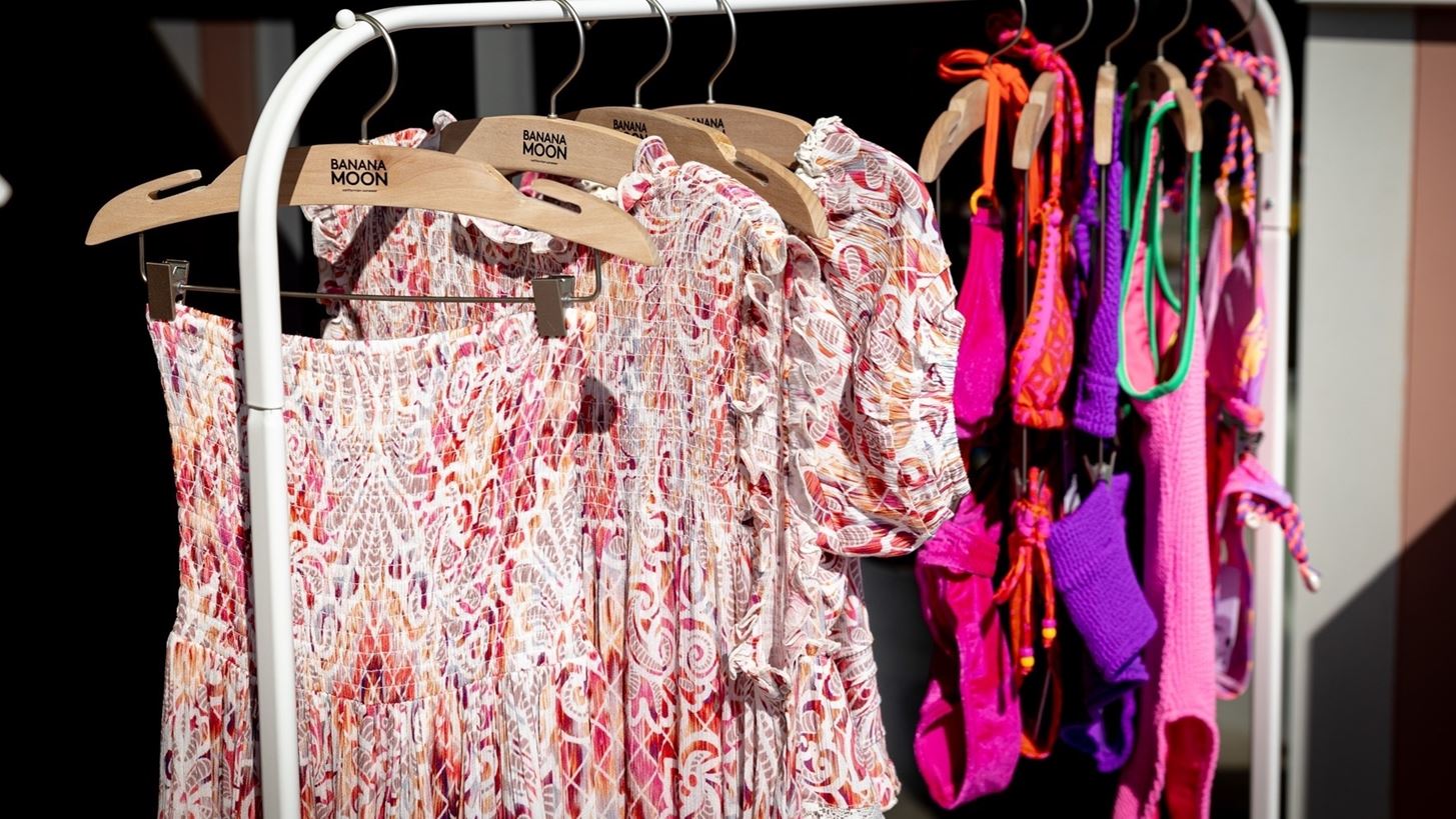 Η Banana Moon υποδέχθηκε το καλοκαίρι με το απόλυτο vacation mood στη παρουσίαση της συλλογής Summer 2025