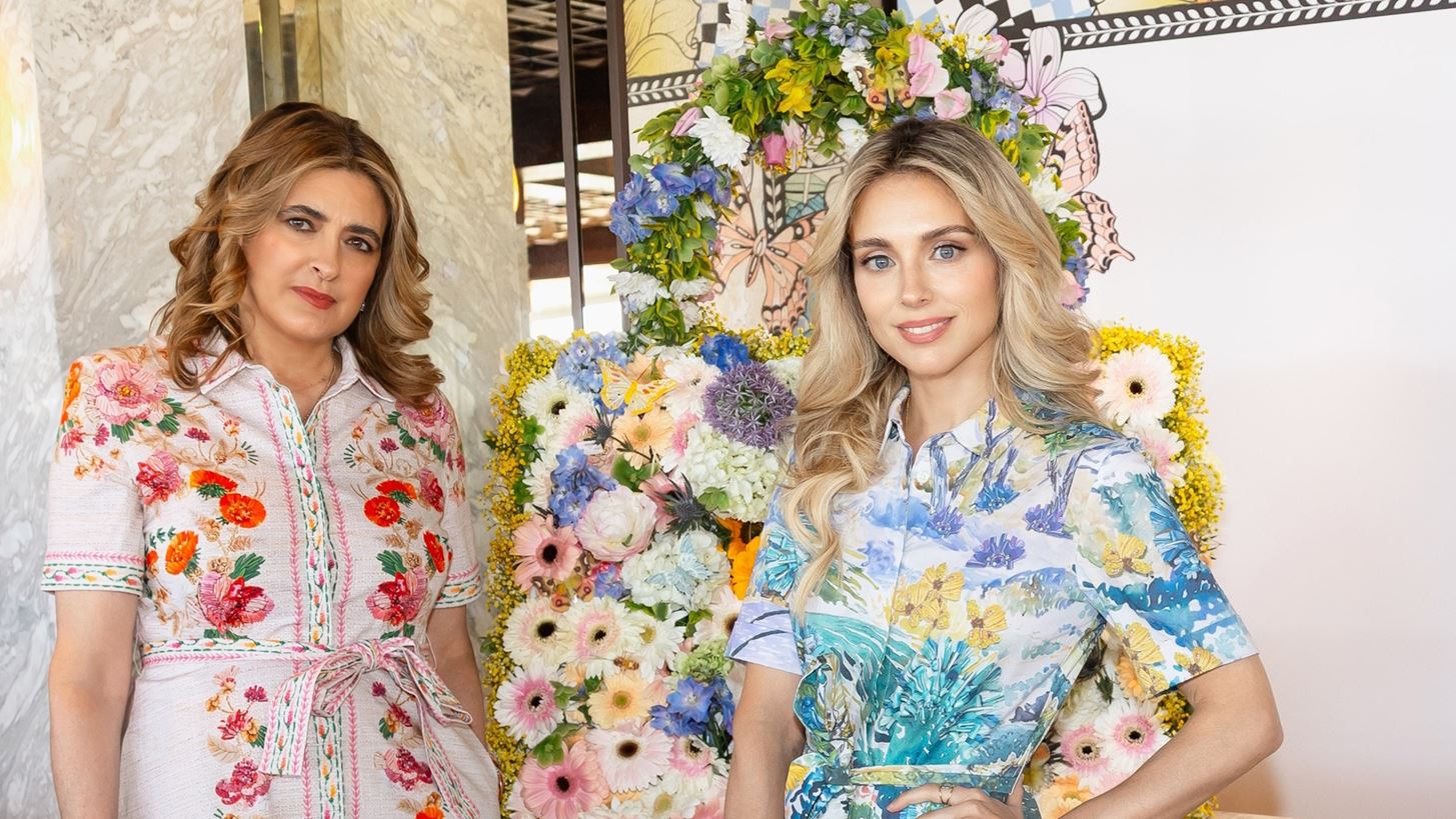 Η Χριστιάννα Β. Βαρδινογιάννη άναψε το χριστουγεννιάτικο δέντρο της ΕΛΠΙΔΑΣ με τον αδερφό της