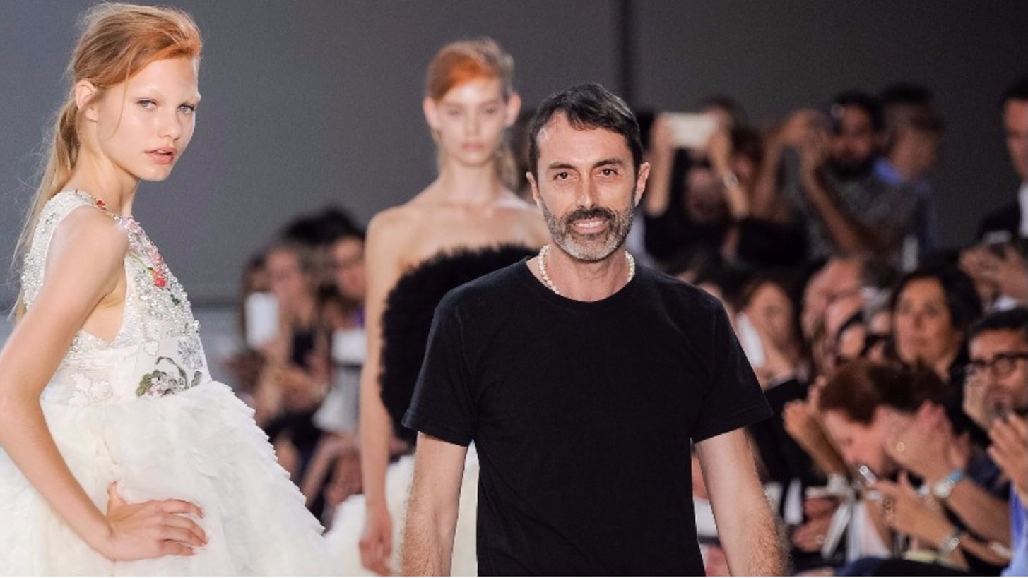 Giambattista Valli | &#x3A4;&#x3BF; &#x3B1;&#x3B9;&#x3C3;&#x3B9;&#x3CC;&#x3B4;&#x3BF;&#x3BE;&#x3BF; &#x3BC;&#x3AE;&#x3BD;&#x3C5;&#x3BC;&#x3B1; &#x3C0;&#x3BF;&#x3C5; &#x3AD;&#x3C3;&#x3C4;&#x3B5;&#x3B9;&#x3BB;&#x3B5; &#x3B3;&#x3B9;&#x3B1; &#x3C4;&#x3B9;&#x3C2; &#x3B4;&#x3CD;&#x3C3;&#x3BA;&#x3BF;&#x3BB;&#x3B5;&#x3C2; &#x3C3;&#x3C4;&#x3B9;&#x3B3;&#x3BC;&#x3AD;&#x3C2; &#x3C0;&#x3BF;&#x3C5; &#x3C0;&#x3B5;&#x3C1;&#x3BD;&#x3AC;&#x3BC;&#x3B5; &#x3CC;&#x3BB;&#x3BF;&#x3B9;