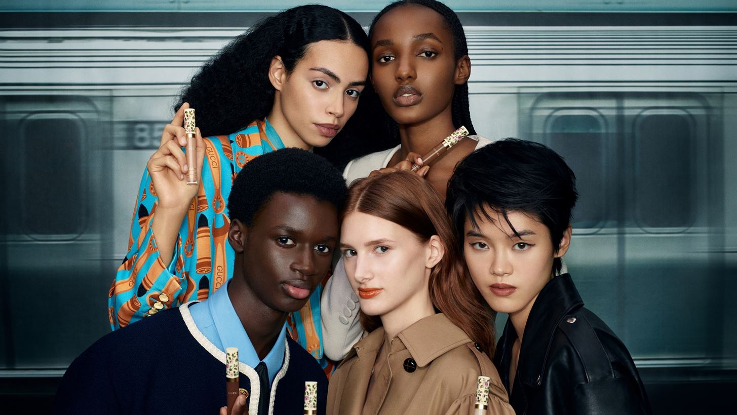 GUCCI Beauty | H &#x3B5;&#x3BC;&#x3B2;&#x3BB;&#x3B7;&#x3BC;&#x3B1;&#x3C4;&#x3B9;&#x3BA;&#x3AE; &#x3C3;&#x3C5;&#x3BB;&#x3BB;&#x3BF;&#x3B3;&#x3AE; &#x3BC;&#x3B1;&#x3BA;&#x3B9;&#x3B3;&#x3B9;&#x3AC;&#x3B6; &#x3BC;&#x3CC;&#x3BB;&#x3B9;&#x3C2; &#x3BA;&#x3C5;&#x3BA;&#x3BB;&#x3BF;&#x3C6;&#x3CC;&#x3C1;&#x3B7;&#x3C3;&#x3B5; &#x3C3;&#x3C4;&#x3B7;&#x3BD; &#x395;&#x3BB;&#x3BB;&#x3AC;&#x3B4;&#x3B1;