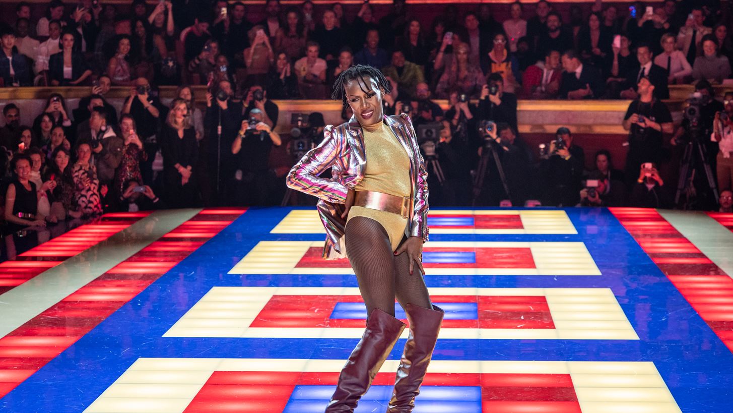 Grace Jones | H &#x3B5;&#x3BD;&#x3C4;&#x3C5;&#x3C0;&#x3C9;&#x3C3;&#x3B9;&#x3B1;&#x3BA;&#x3AE; &#x3B5;&#x3BC;&#x3C6;&#x3AC;&#x3BD;&#x3B9;&#x3C3;&#x3B7; &#x3C3;&#x3C4;&#x3B7;&#x3BD; &#x3C0;&#x3B1;&#x3C3;&#x3B1;&#x3C1;&#x3AD;&#x3BB;&#x3B1; &#x3C4;&#x3BF;&#x3C5; Tommy Hilfiger x Zendaya &#x3C3;&#x3C4;&#x3BF; &#x3A0;&#x3B1;&#x3C1;&#x3AF;&#x3C3;&#x3B9;