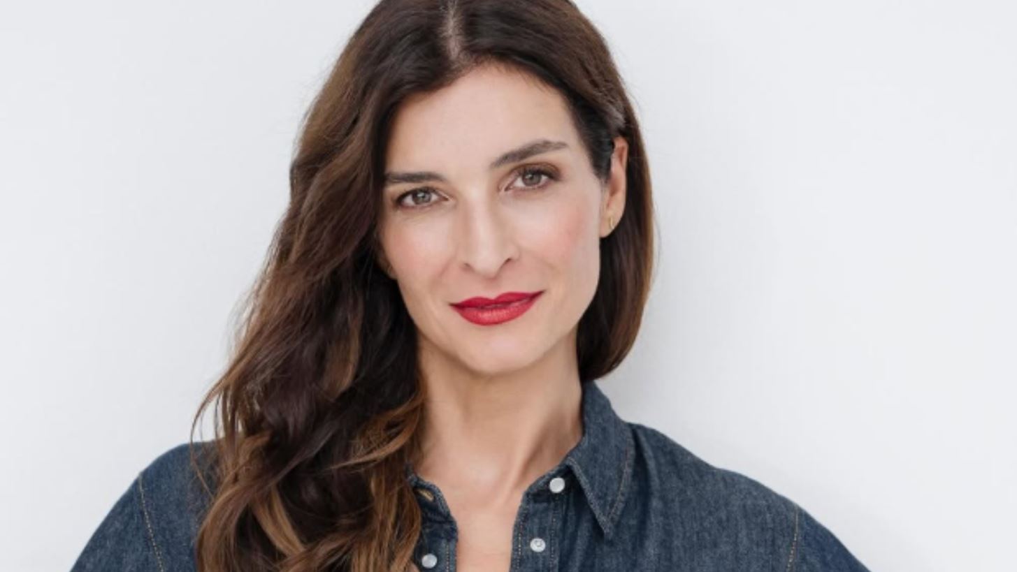 Red Lip &amp; Naked Skin | Η Αντιγόνη Κουλουκάκου μας θυμίζει γιατί αυτό είναι τo ιερό δισκοπότηρο του chic