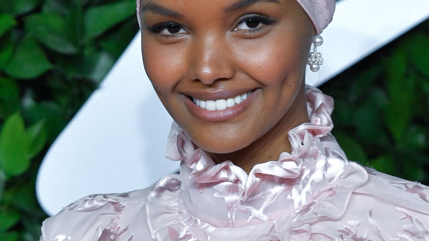 Halima Aden | &#x3A4;&#x3BF; &#x3BC;&#x3BF;&#x3BD;&#x3C4;&#x3AD;&#x3BB;&#x3BF; &#x3C0;&#x3BF;&#x3C5; &#x3C6;&#x3CC;&#x3C1;&#x3B5;&#x3C3;&#x3B5; &#x3C0;&#x3C1;&#x3CE;&#x3C4;&#x3BF; &#x3BC;&#x3B1;&#x3BD;&#x3C4;&#x3AE;&#x3BB;&#x3B1; &#x3C3;&#x3C4;&#x3B9;&#x3C2; &#x3C0;&#x3B1;&#x3C3;&#x3B1;&#x3C1;&#x3AD;&#x3BB;&#x3B5;&#x3C2; &#x3B1;&#x3C0;&#x3BF;&#x3C3;&#x3CD;&#x3C1;&#x3B5;&#x3C4;&#x3B1;&#x3B9; &#x3B1;&#x3C0;&#x3CC; &#x3C4;&#x3B7; &#x3BC;&#x3CC;&#x3B4;&#x3B1;