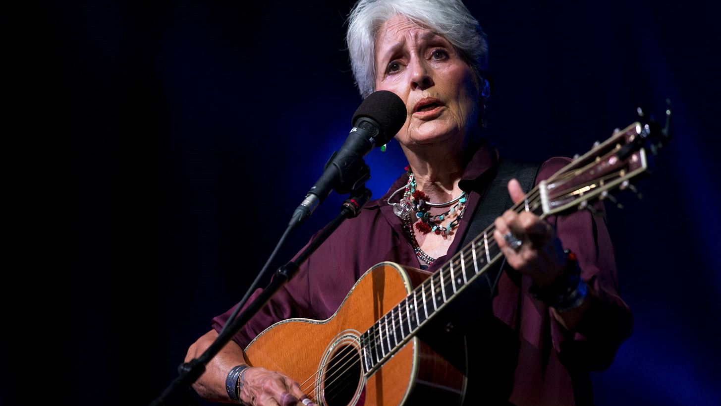 &#x397; Joan Baez &#x3B1;&#x3C0;&#x3BF;&#x3C7;&#x3B1;&#x3B9;&#x3C1;&#x3AD;&#x3C4;&#x3B7;&#x3C3;&#x3B5; &#x3C4;&#x3BF;&#x3C5;&#x3C2; &#x3B8;&#x3B1;&#x3C5;&#x3BC;&#x3B1;&#x3C3;&#x3C4;&#x3AD;&#x3C2; &#x3C4;&#x3B7;&#x3C2; &#x3BC;&#x3B5; &#x3BC;&#x3AF;&#x3B1; &#x3C3;&#x3C5;&#x3BD;&#x3B1;&#x3C5;&#x3BB;&#x3AF;&#x3B1; &#x3C3;&#x3C4;&#x3B7; &#x39C;&#x3B1;&#x3B4;&#x3C1;&#x3AF;&#x3C4;&#x3B7;