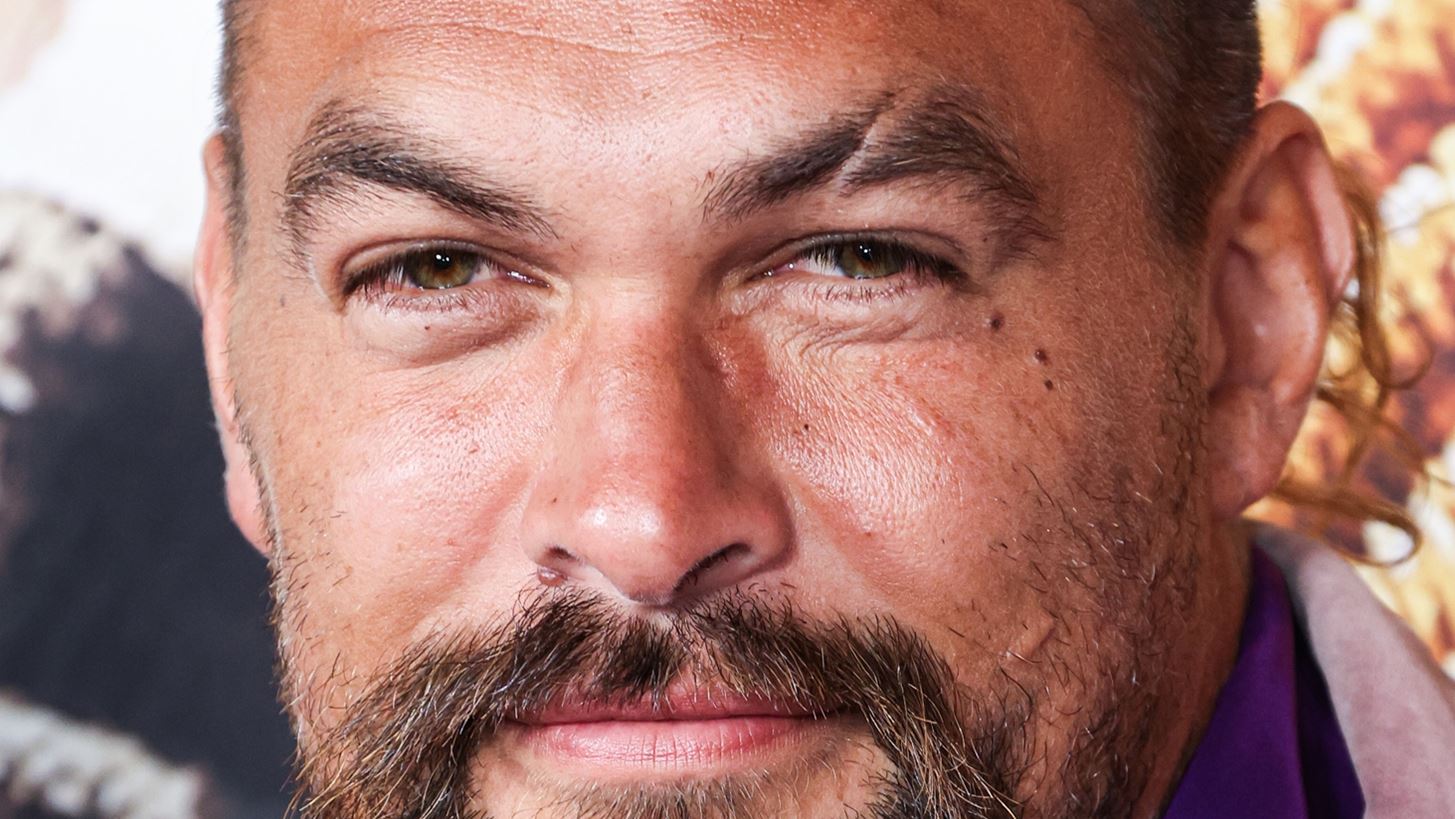 O Jason Momoa &#x3C3;&#x3C4;&#x3BF; &#x3C0;&#x3BB;&#x3B5;&#x3C5;&#x3C1;&#x3CC; &#x3C4;&#x3C9;&#x3BD; &#x3C3;&#x3C5;&#x3BC;&#x3C0;&#x3BF;&#x3BB;&#x3B9;&#x3C4;&#x3CE;&#x3BD; &#x3C4;&#x3BF;&#x3C5; &#x3C3;&#x3C4;&#x3B7; &#x3A7;&#x3B1;&#x3B2;&#x3AC;&#x3B7;, &#x3BC;&#x3B5;&#x3C4;&#x3AC; &#x3C4;&#x3B9;&#x3C2; &#x3C6;&#x3BF;&#x3BD;&#x3B9;&#x3BA;&#x3AD;&#x3C2; &#x3C0;&#x3C5;&#x3C1;&#x3BA;&#x3B1;&#x3B3;&#x3B9;&#x3AD;&#x3C2;
