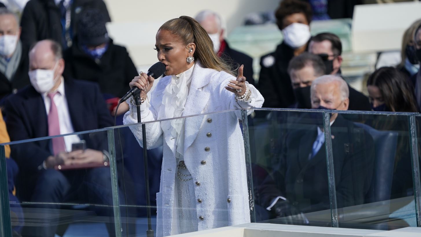 &#x397; Jennifer Lopez &#x3C3;&#x3C4;&#x3B7;&#x3BD; &#x3BF;&#x3C1;&#x3BA;&#x3C9;&#x3BC;&#x3BF;&#x3C3;&#x3AF;&#x3B1; &#x3C4;&#x3BF;&#x3C5; Joe Biden &#x3BC;&#x3B5; &#x3C4;&#x3BF; &#x3C0;&#x3B9;&#x3BF; glamorous beauty look
