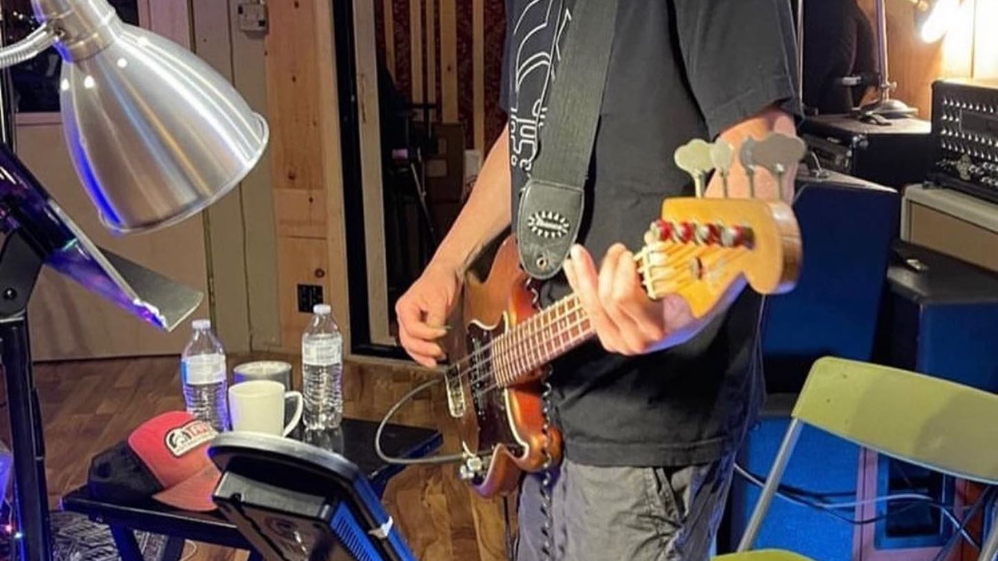 &#x39F;  Keanu Reeves &#x3BA;&#x3B1;&#x3B9; &#x3BF;&#x3B9; Dogstar &#x3AD;&#x3B4;&#x3C9;&#x3C3;&#x3B1;&#x3BD; &#x3C4;&#x3B7;&#x3BD; &#x3C0;&#x3C1;&#x3CE;&#x3C4;&#x3B7; &#x3C4;&#x3BF;&#x3C5;&#x3C2; &#x3C3;&#x3C5;&#x3BD;&#x3B1;&#x3C5;&#x3BB;&#x3AF;&#x3B1; &#x3BC;&#x3B5;&#x3C4;&#x3AC; &#x3B1;&#x3C0;&#x3CC; 20 &#x3C7;&#x3C1;&#x3CC;&#x3BD;&#x3B9;&#x3B1;