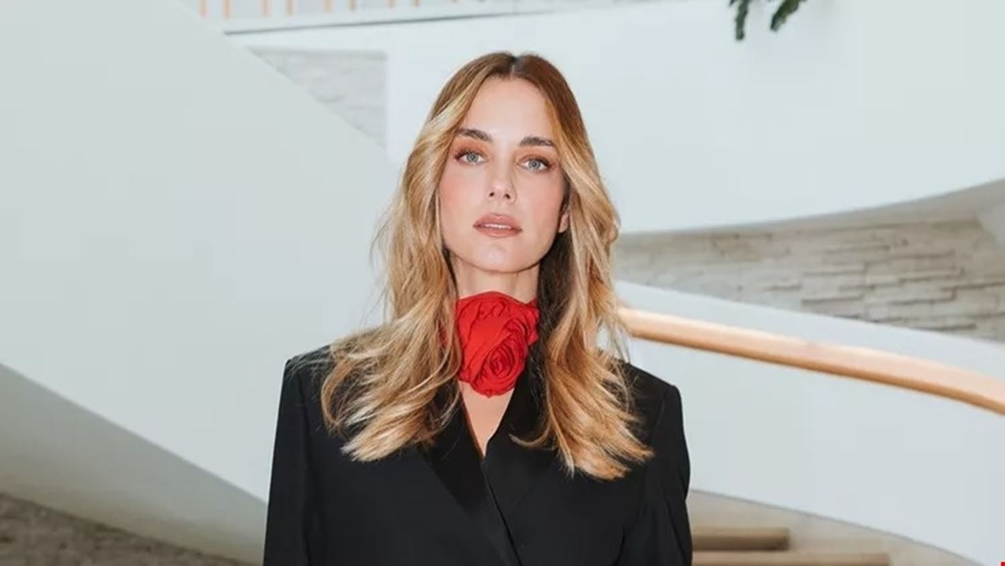 #LOrealParisMakeup | &#x388;&#x3BD;&#x3B1; &#x3B5;&#x3BD;&#x3C4;&#x3C5;&#x3C0;&#x3C9;&#x3C3;&#x3B9;&#x3B1;&#x3BA;&#x3CC; Event &#x3B3;&#x3B9;&#x3BF;&#x3C1;&#x3C4;&#x3AC;&#x3B6;&#x3B5;&#x3B9; &#x3C4;&#x3B7;&#x3BD; &#x3B1;&#x3B3;&#x3AC;&#x3C0;&#x3B7; &#x3BA;&#x3B1;&#x3B9; &#x3C4;&#x3B7;&#x3BD; &#x3B1;&#x3C5;&#x3C4;&#x3BF;&#x3C0;&#x3B5;&#x3C0;&#x3BF;&#x3AF;&#x3B8;&#x3B7;&#x3C3;&#x3B7; &#x3BA;&#x3AC;&#x3B8;&#x3B5; &#x3B3;&#x3C5;&#x3BD;&#x3B1;&#x3AF;&#x3BA;&#x3B1;&#x3C2;