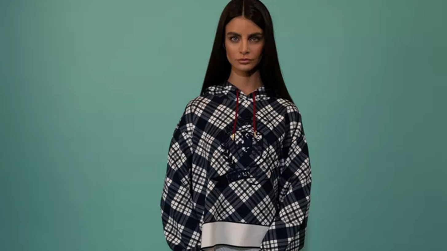 To casual preppy look &#x3BC;&#x3B5; &#x3BA;&#x3BF;&#x3BC;&#x3BC;&#x3AC;&#x3C4;&#x3B9;&#x3B1; Tommy Hilfiger &#x3C0;&#x3BF;&#x3C5; &#x3B5;&#x3AF;&#x3BD;&#x3B1;&#x3B9; &#x3B9;&#x3B4;&#x3B1;&#x3BD;&#x3B9;&#x3BA;&#x3CC; &#x3B3;&#x3B9;&#x3B1; &#x3BC;&#x3B9;&#x3B1; &#x3B1;&#x3C0;&#x3CC;&#x3B4;&#x3C1;&#x3B1;&#x3C3;&#x3B7; &#x3C3;&#x3B5; &#x3BD;&#x3B7;&#x3C3;&#x3AF; &#x3BC;&#x3B5; &#x3C4;&#x3B9;&#x3C2; &#x3C6;&#x3AF;&#x3BB;&#x3B5;&#x3C2; &#x3C3;&#x3BF;&#x3C5;