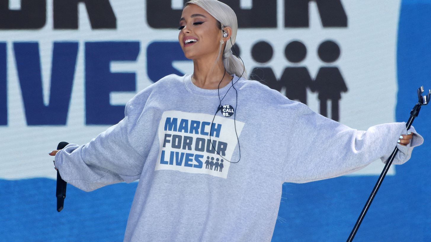 &#x39A;&#x3B1;&#x3B9; &#x3B7; Ariana Grande &#x3C3;&#x3C4;&#x3B7;&#x3C1;&#x3AF;&#x3B6;&#x3B5;&#x3B9; Bernie Sanders