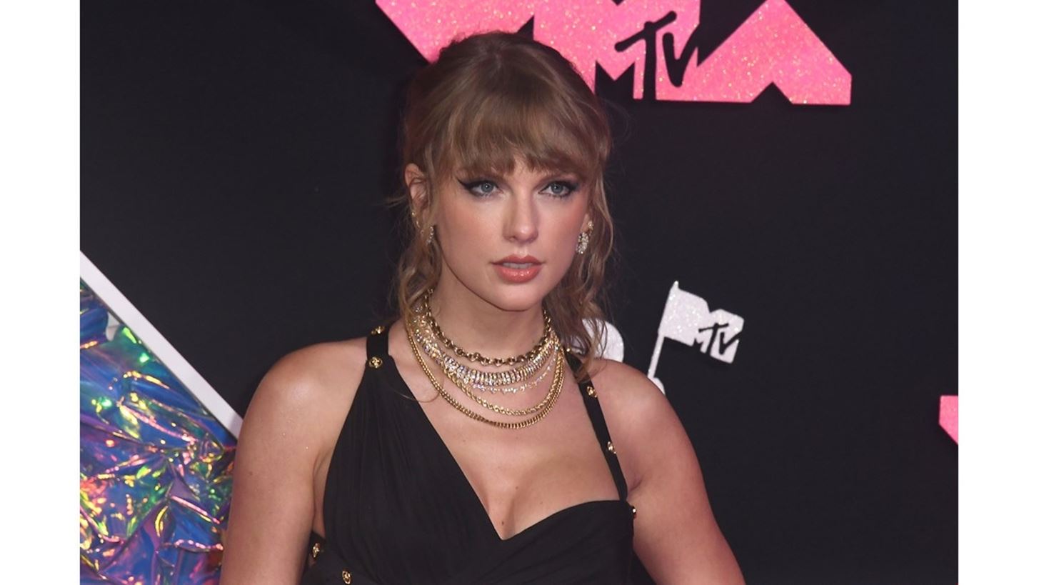 Taylor Swift | &#x397; &#x3B5;&#x3BC;&#x3C6;&#x3AC;&#x3BD;&#x3B9;&#x3C3;&#x3B7;- &#x3AD;&#x3BA;&#x3C0;&#x3BB;&#x3B7;&#x3BE;&#x3B7; &#x3C3;&#x3C4;&#x3BF; SNL &#x3BC;&#x3B5; &#x3C4;&#x3BF;&#x3BD; &#x3C3;&#x3CD;&#x3BD;&#x3C4;&#x3C1;&#x3BF;&#x3C6;&#x3CC; &#x3C4;&#x3B7;&#x3C2;, Travis Kelce