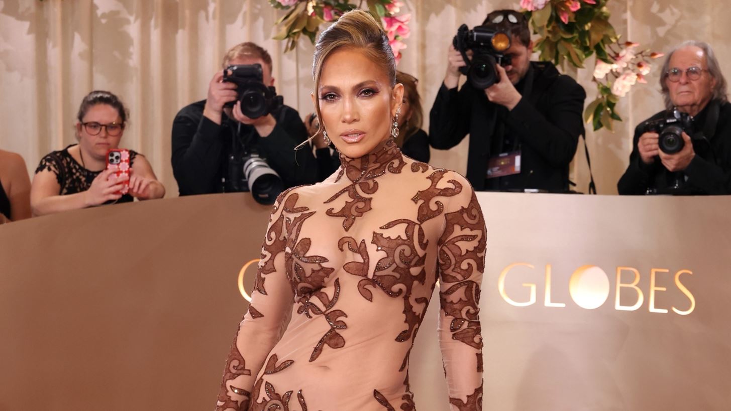 Χρυσές Σφαίρες | Η Jennifer Lopez με naked dress του 2003 στο κοκκινο χαλί