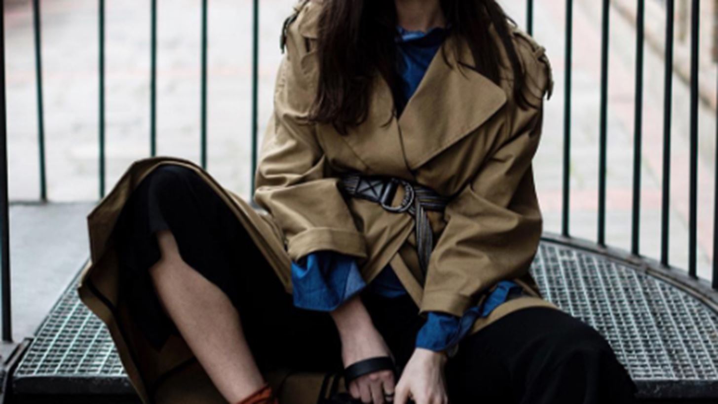 Το ανοιξιάτικο πανωφόρι που φόρεσαν όλα τα it-girls στις Εβδομάδες Μόδας