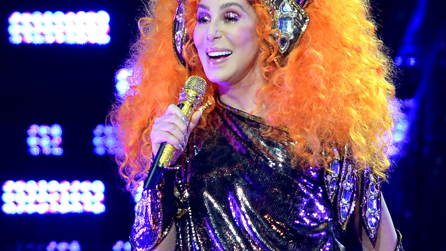 &#x397; Cher, &#x3C3;&#x3C4;&#x3B1; 74 &#x3C4;&#x3B7;&#x3C2; &#x3C7;&#x3C1;&#x3CC;&#x3BD;&#x3B9;&#x3B1;, &#x3B5;&#x3AF;&#x3BD;&#x3B1;&#x3B9; &#x3B7; &#x3B2;&#x3B1;&#x3C3;&#x3AF;&#x3BB;&#x3B9;&#x3C3;&#x3C3;&#x3B1; &#x3C4;&#x3BF;&#x3C5; red carpet glamour