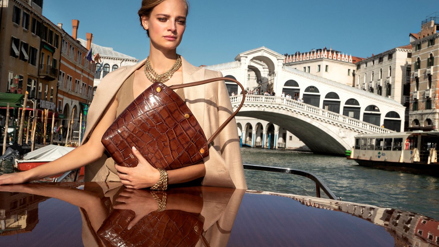 Max Mara SS21 | &#x3A4;&#x3B1; &#x3C5;&#x3C0;&#x3AD;&#x3C1;&#x3BF;&#x3C7;&#x3B1; &#x3B1;&#x3BE;&#x3B5;&#x3C3;&#x3BF;&#x3C5;&#x3AC;&#x3C1; &#x3C4;&#x3B7;&#x3C2; &#x3BD;&#x3AD;&#x3B1;&#x3C2; &#x3C3;&#x3C5;&#x3BB;&#x3BB;&#x3BF;&#x3B3;&#x3AE;&#x3C2; &#x3BC;&#x3AD;&#x3C3;&#x3B1; &#x3B1;&#x3C0;&#x3CC; &#x3AD;&#x3BD;&#x3B1; &#x3C4;&#x3B1;&#x3BE;&#x3AF;&#x3B4;&#x3B9; &#x3C3;&#x3C4;&#x3B7; &#x392;&#x3B5;&#x3BD;&#x3B5;&#x3C4;&#x3AF;&#x3B1;