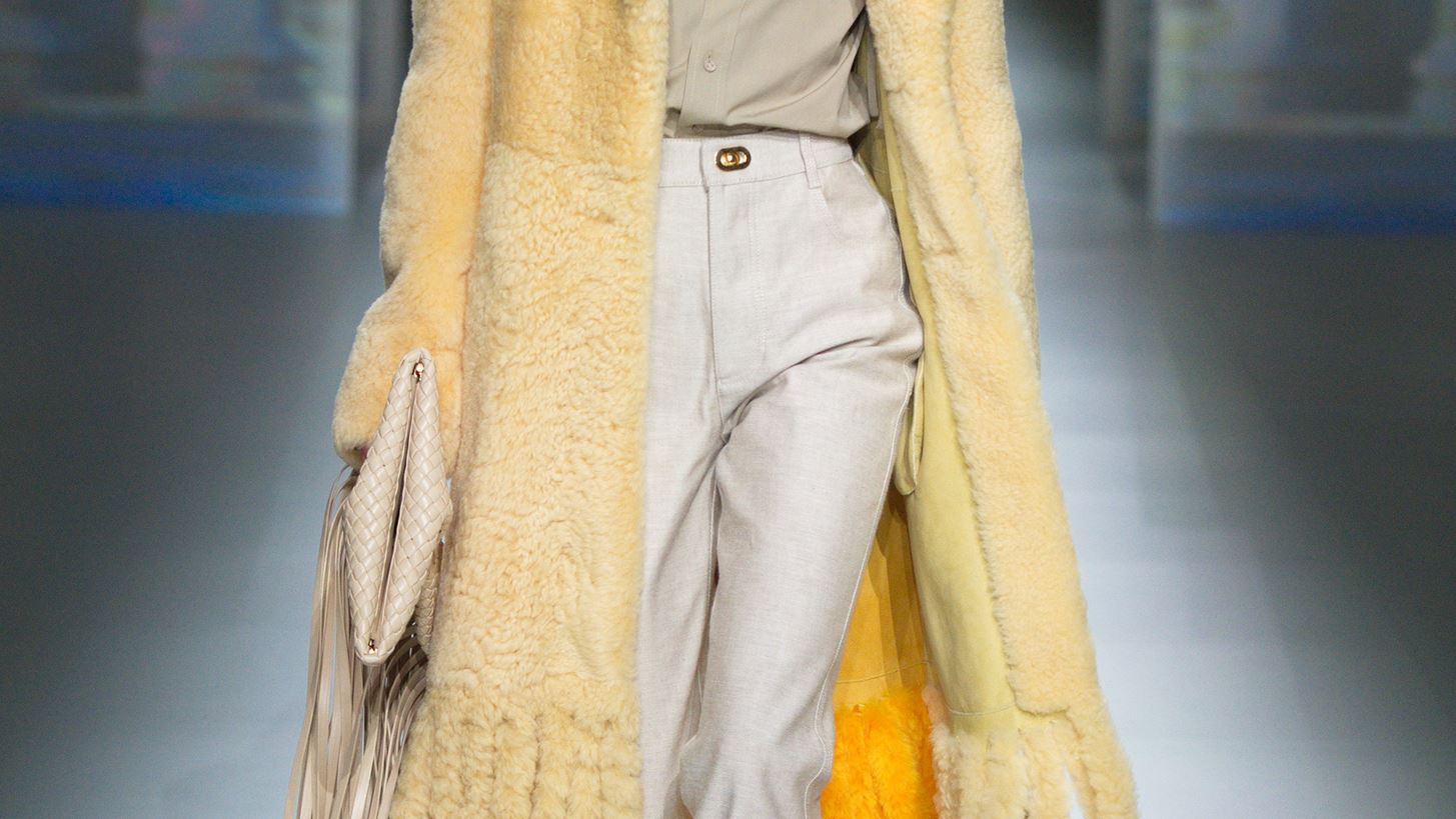 Πανωφόρι με κρόσσια | 5 low budget κομμάτια για να υιοθετήσεις την τάση τώρα