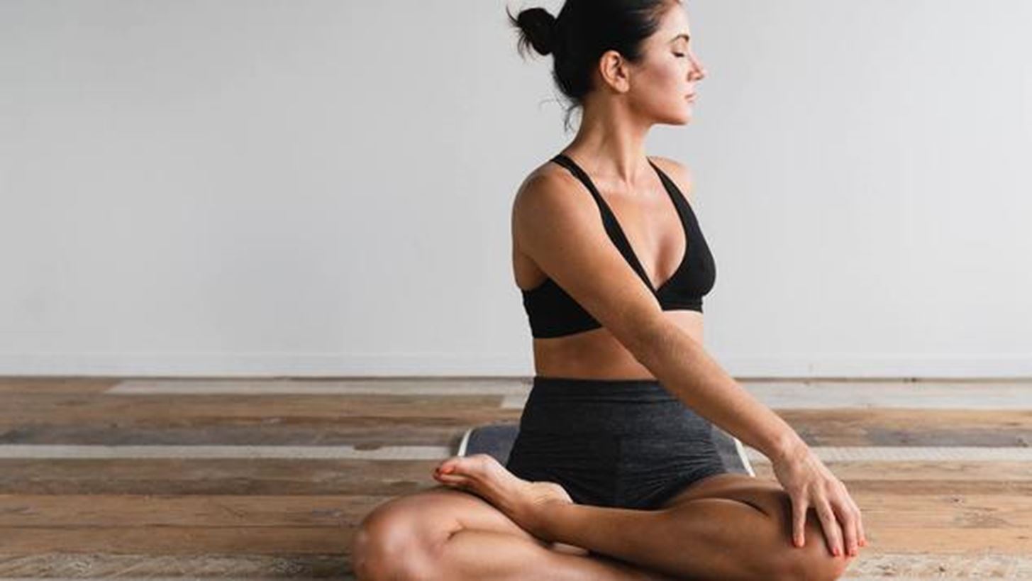 Αυτό το δεκάλεπτο πρόγραμμα γιόγκα αρκεί για να ηρεμήσετε το σώμα και το μυαλό σας