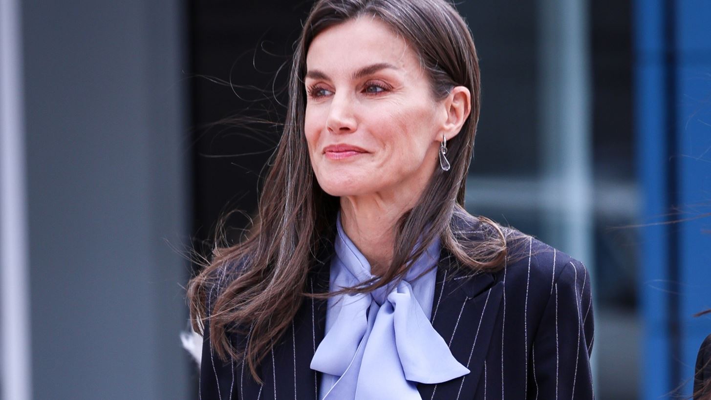 &#x392;&#x3B1;&#x3C3;&#x3AF;&#x3BB;&#x3B9;&#x3C3;&#x3C3;&#x3B1; Letizia &#x3C4;&#x3B7;&#x3C2; &#x399;&#x3C3;&#x3C0;&#x3B1;&#x3BD;&#x3AF;&#x3B1;&#x3C2; | &#x39C;&#x3B5; midi floral &#x3C6;&#x3CC;&#x3C1;&#x3B5;&#x3BC;&#x3B1; &#x3B1;&#x3C0;&#x3CC; &#x3C4;&#x3B7; Massimo Dutti &#x3BA;&#x3B1;&#x3B9; &#x3B1;&#x3BE;&#x3B5;&#x3C3;&#x3BF;&#x3C5;&#x3AC;&#x3C1; &#x3C3;&#x3B5; &#x3B3;&#x3AE;&#x3B9;&#x3BD;&#x3BF;&#x3C5;&#x3C2; &#x3C4;&#x3CC;&#x3BD;&#x3BF;&#x3C5;&#x3C2;