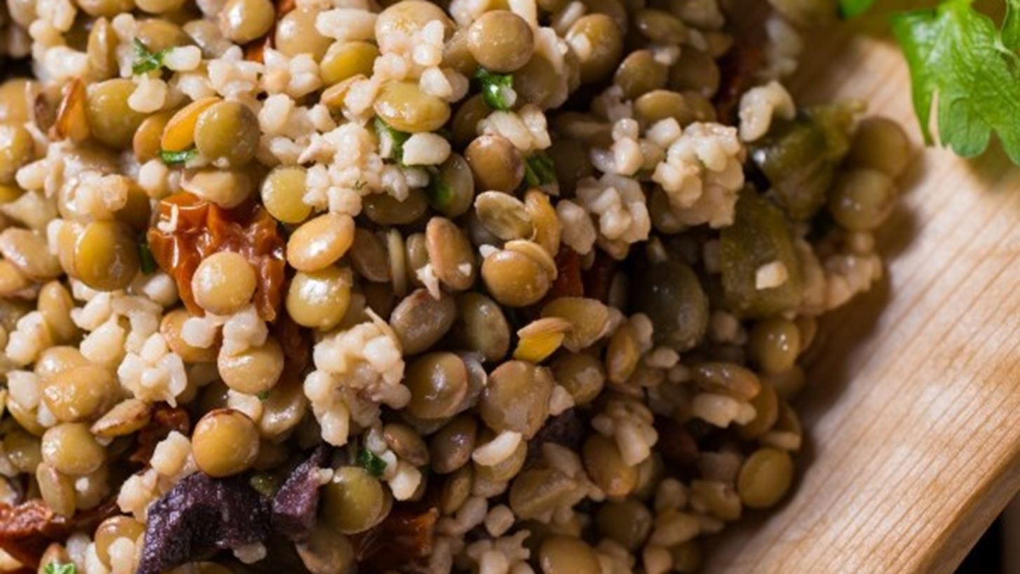 Νηστίσιμη σαλάτα με φακές και κινόα