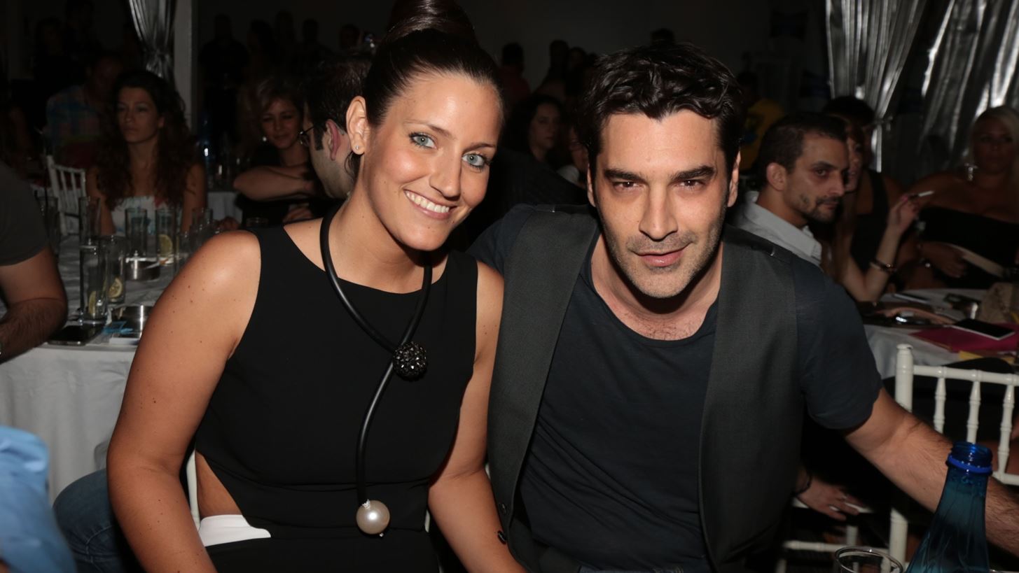 Ο Χριστόφορος Παπακαλιάτης με τα αδέλφια του, Φίλιππο, Στέφανο και Νάρα σε γιορτινά στιγμιότυπα