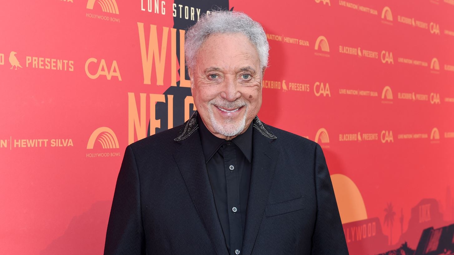 &#x39F; Sir Tom Jones &#x3AD;&#x3C1;&#x3C7;&#x3B5;&#x3C4;&#x3B1;&#x3B9; &#x3B3;&#x3B9;&#x3B1; &#x3C0;&#x3C1;&#x3CE;&#x3C4;&#x3B7; &#x3C6;&#x3BF;&#x3C1;&#x3AC; &#x3C3;&#x3C4;&#x3B7;&#x3BD; &#x391;&#x3B8;&#x3AE;&#x3BD;&#x3B1;
