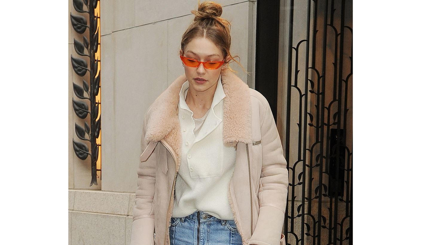 Gigi Hadid: &#x39A;&#x3BB;&#x3AD;&#x3B2;&#x3B5;&#x3B9; &#x3C4;&#x3B9;&#x3C2; &#x3B5;&#x3BD;&#x3C4;&#x3C5;&#x3C0;&#x3CE;&#x3C3;&#x3B5;&#x3B9;&#x3C2; &#x3BC;&#x3B5; &#x3AD;&#x3BD;&#x3B1; total-white look