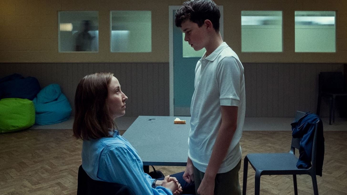 Adolescence | &#x397; &#x3B4;&#x3B9;&#x3B1;&#x3BA;&#x3C1;&#x3B9;&#x3C4;&#x3B9;&#x3BA;&#x3AE; &#x3B5;&#x3BC;&#x3C6;&#x3AC;&#x3BD;&#x3B9;&#x3C3;&#x3B7; &#x3C4;&#x3B7;&#x3C2; &quot;Katie&quot; &#x3C3;&#x3C4;&#x3BF; &#x3C6;&#x3B9;&#x3BD;&#x3AC;&#x3BB;&#x3B5; &#x3C4;&#x3B7;&#x3C2; &#x3C3;&#x3B5;&#x3B9;&#x3C1;&#x3AC;&#x3C2;