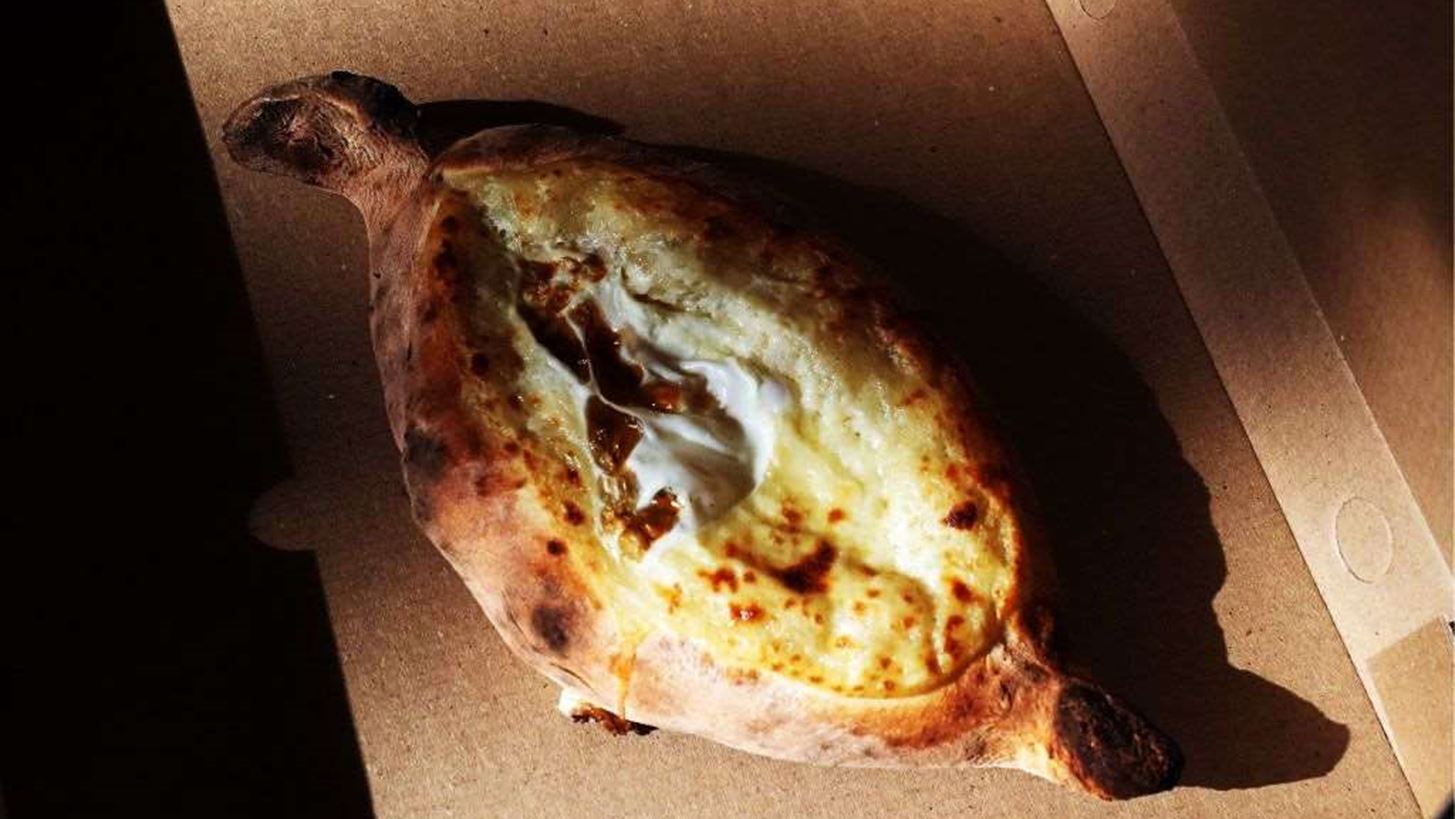 Khachapuri, &#x3C4;&#x3BF; &#x3B1;&#x3C1;&#x3B9;&#x3C3;&#x3C4;&#x3BF;&#x3C5;&#x3C1;&#x3B3;&#x3B7;&#x3BC;&#x3B1;&#x3C4;&#x3B9;&#x3BA;&#x3CC; &#x3C0;&#x3B5;&#x3CA;&#x3BD;&#x3B9;&#x3C1;&#x3BB;&#x3AF; &#x3C4;&#x3B7;&#x3C2; &#x393;&#x3B5;&#x3C9;&#x3C1;&#x3B3;&#x3AF;&#x3B1;&#x3C2;