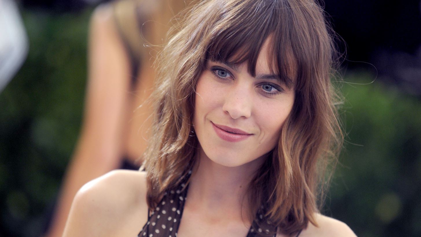 Alexa Chung: &quot;&#x3A0;&#x3C1;&#x3BF;&#x3BB;&#x3BF;&#x3B3;&#x3AF;&#x3B6;&#x3B5;&#x3B9;&quot; &#x3C4;&#x3BF; fashion brand &#x3C4;&#x3B7;&#x3C2; &#x3BC;&#x3B5; &#x3AD;&#x3BD;&#x3B1; &#x3BD;&#x3AD;&#x3BF; &#x3B2;&#x3AF;&#x3BD;&#x3C4;&#x3B5;&#x3BF;