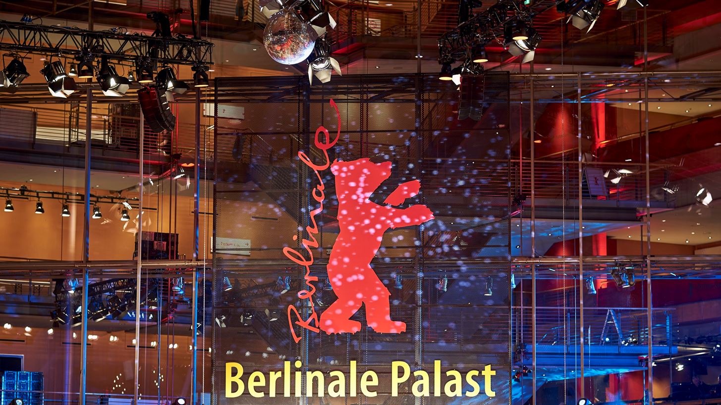 Berlinale 2022 | &#x393;&#x3C5;&#x3BD;&#x3B1;&#x3AF;&#x3BA;&#x3B5;&#x3C2; &#x3C0;&#x3AE;&#x3C1;&#x3B1;&#x3BD; &#x3CC;&#x3BB;&#x3B1; &#x3C4;&#x3B1; &#x3BA;&#x3BF;&#x3C1;&#x3C5;&#x3C6;&#x3B1;&#x3AF;&#x3B1; &#x3B2;&#x3C1;&#x3B1;&#x3B2;&#x3B5;&#x3AF;&#x3B1; &#x3C3;&#x3C4;&#x3BF; &#x3B4;&#x3B9;&#x3B5;&#x3B8;&#x3BD;&#x3AD;&#x3C2; &#x3C6;&#x3B5;&#x3C3;&#x3C4;&#x3B9;&#x3B2;&#x3AC;&#x3BB; &#x3BA;&#x3B9;&#x3BD;&#x3B7;&#x3BC;&#x3B1;&#x3C4;&#x3BF;&#x3B3;&#x3C1;&#x3AC;&#x3C6;&#x3BF;&#x3C5; &#x3C4;&#x3BF;&#x3C5; &#x392;&#x3B5;&#x3C1;&#x3BF;&#x3BB;&#x3AF;&#x3BD;&#x3BF;&#x3C5;