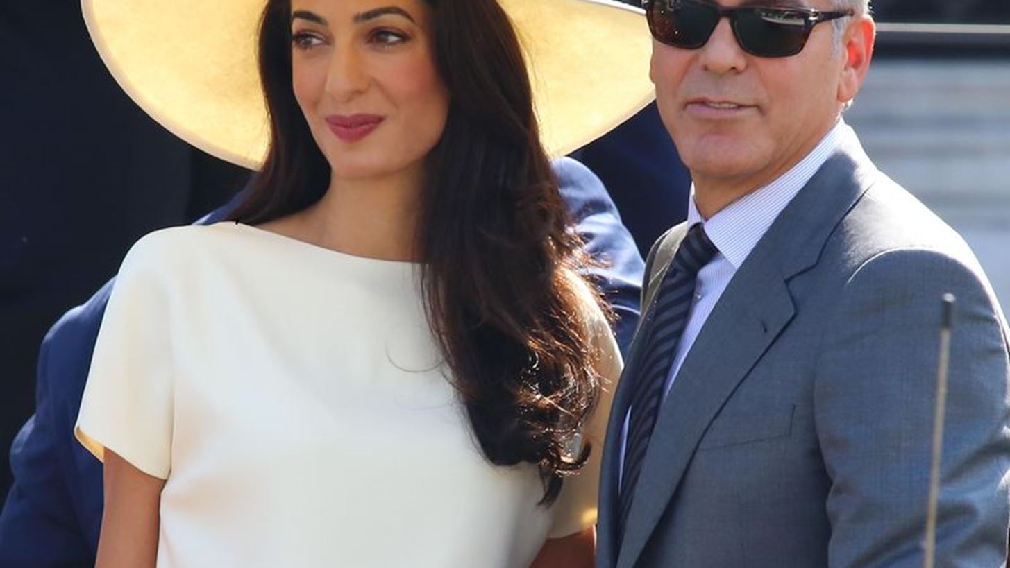 Amal Clooney: &#x3A4;&#x3BF; Oscar de la Renta &#x3BD;&#x3C5;&#x3C6;&#x3B9;&#x3BA;&#x3CC; &#x3C4;&#x3B7;&#x3C2; &#x3B5;&#x3BA;&#x3C4;&#x3AF;&#x3B8;&#x3B5;&#x3C4;&#x3B1;&#x3B9; &#x3C3;&#x3B5; &#x3BC;&#x3BF;&#x3C5;&#x3C3;&#x3B5;&#x3AF;&#x3BF;