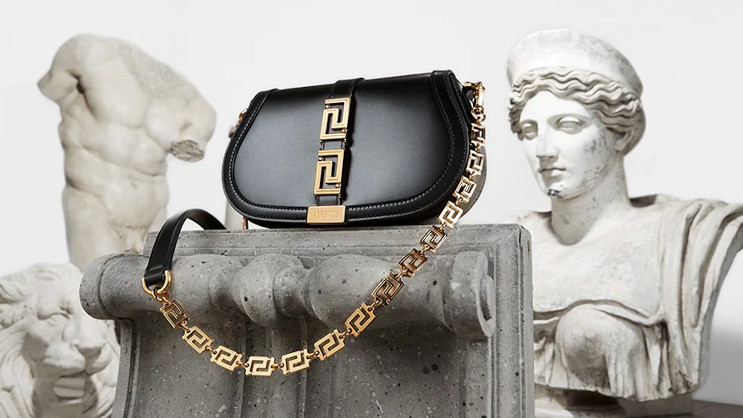 Greca Goddess | &#x397; &#x3BD;&#x3AD;&#x3B1; it bag &#x3C4;&#x3BF;&#x3C5; &#x3BF;&#x3AF;&#x3BA;&#x3BF;&#x3C5; Versace &#x3B5;&#x3BC;&#x3C0;&#x3BD;&#x3AD;&#x3B5;&#x3C4;&#x3B1;&#x3B9; &#x3B1;&#x3C0;&#x3CC; &#x3C4;&#x3BF;&#x3BD; &#x3B1;&#x3C1;&#x3C7;&#x3B1;&#x3B9;&#x3BF;&#x3B5;&#x3BB;&#x3BB;&#x3B7;&#x3BD;&#x3B9;&#x3BA;&#x3CC; &#x3C0;&#x3BF;&#x3BB;&#x3B9;&#x3C4;&#x3B9;&#x3C3;&#x3BC;&#x3CC;