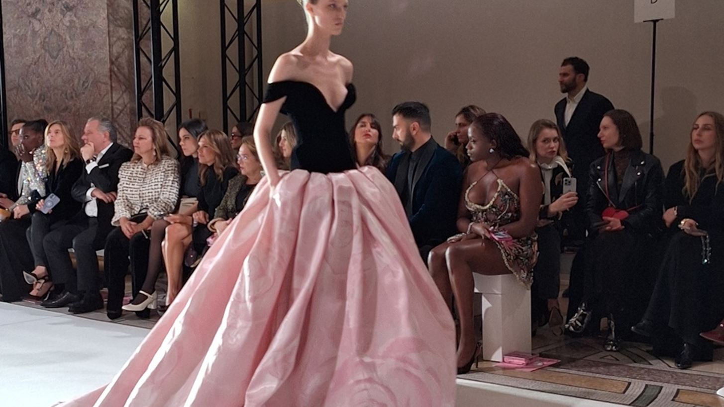 Take a bow | H &#x3C3;&#x3C5;&#x3BB;&#x3BB;&#x3BF;&#x3B3;&#x3AE; haute couture &#x3C4;&#x3B7;&#x3C2; &#x3A3;&#x3AE;&#x3BB;&#x3B9;&#x3B1;&#x3C2; &#x39A;&#x3C1;&#x3B9;&#x3B8;&#x3B1;&#x3C1;&#x3B9;&#x3CE;&#x3C4;&#x3B7; &#x3C0;&#x3B1;&#x3C1;&#x3BF;&#x3C5;&#x3C3;&#x3B9;&#x3AC;&#x3C3;&#x3C4;&#x3B7;&#x3BA;&#x3B5; &#x3C3;&#x3C4;&#x3BF; &#x3A0;&#x3B1;&#x3C1;&#x3AF;&#x3C3;&#x3B9;