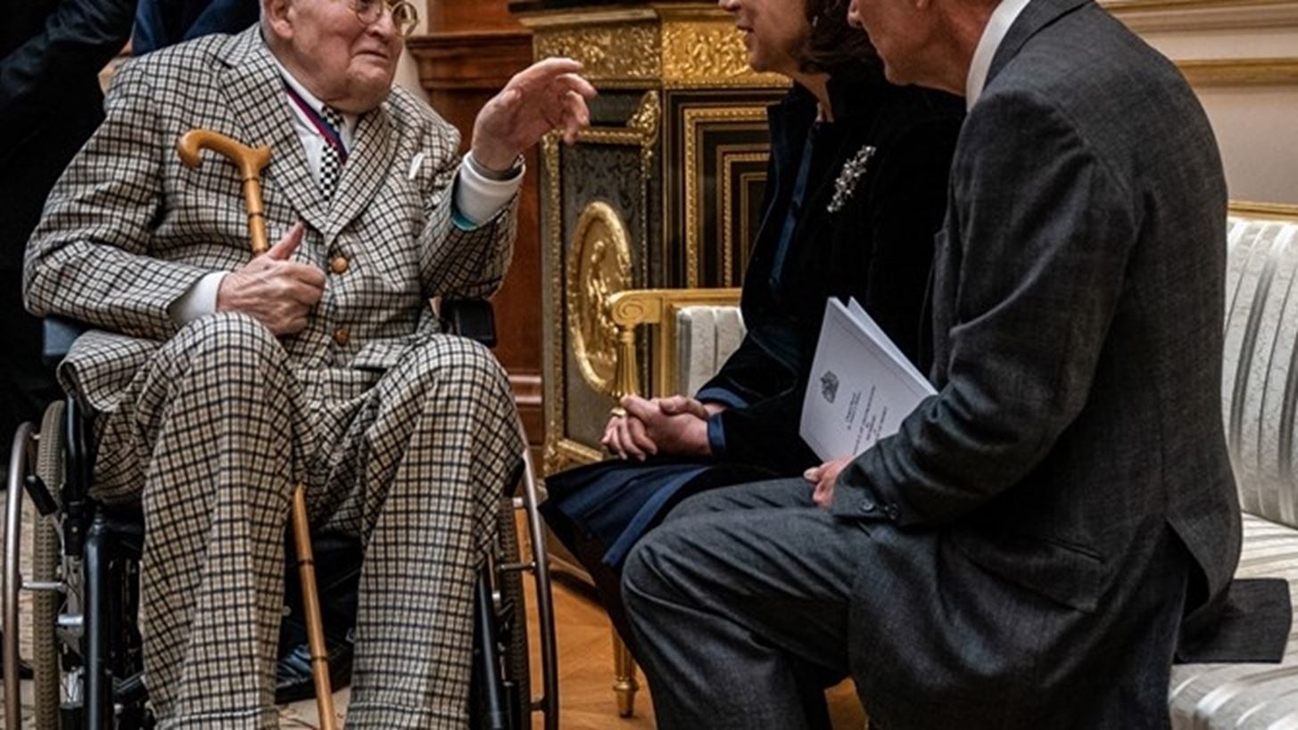 David Hockney | &#x39F; &#x3C0;&#x3B9;&#x3BF; &#x3B1;&#x3BA;&#x3C1;&#x3B9;&#x3B2;&#x3BF;&#x3C0;&#x3BB;&#x3B7;&#x3C1;&#x3C9;&#x3BC;&#x3AD;&#x3BD;&#x3BF;&#x3C2; &#x3B5;&#x3BD; &#x3B6;&#x3C9;&#x3AE; &#x3BA;&#x3B1;&#x3BB;&#x3BB;&#x3B9;&#x3C4;&#x3AD;&#x3C7;&#x3BD;&#x3B7;&#x3C2; &#x3C3;&#x3C4;&#x3B1; 85 &#x3C4;&#x3BF;&#x3C5; &#x3B5;&#x3AF;&#x3BD;&#x3B1;&#x3B9; &#x3AD;&#x3BD;&#x3B1; &#x3B1;&#x3BB;&#x3B7;&#x3B8;&#x3B9;&#x3BD;&#x3CC; Style icon