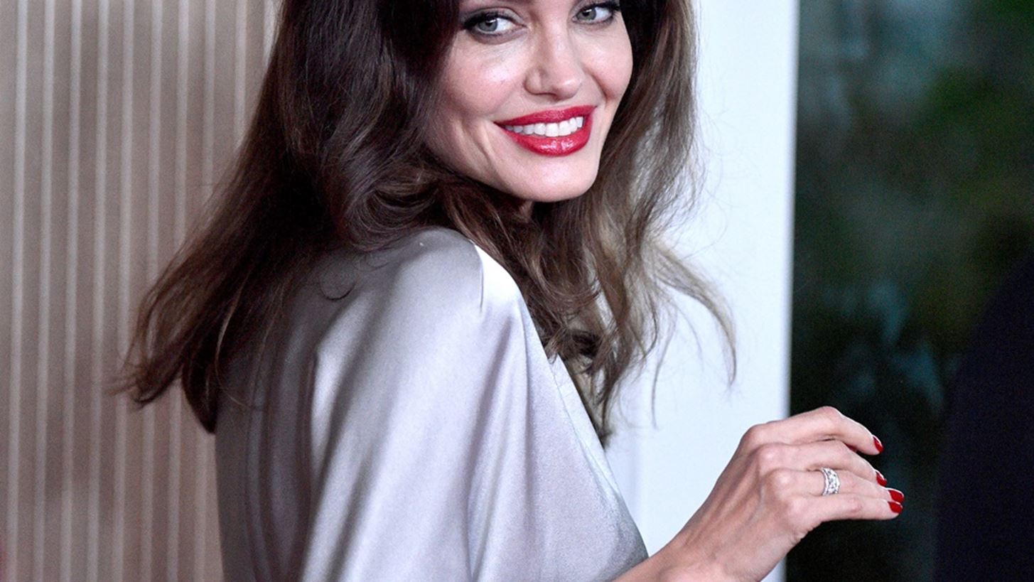 &#x397; Angelina Jolie &#x3B5;&#x3C0;&#x3B9;&#x3C3;&#x3C4;&#x3C1;&#x3AD;&#x3C6;&#x3B5;&#x3B9; &#x3BE;&#x3B1;&#x3BD;&#x3AC; &#x3C9;&#x3C2; Maleficent