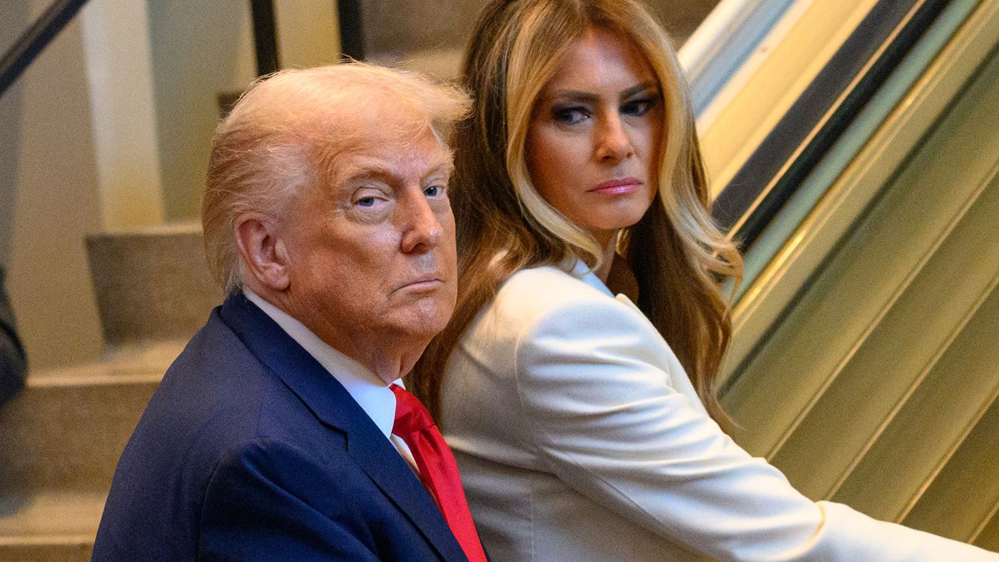 Donald &amp; Melania Trump | &#x397; &#x3AD;&#x3BD;&#x3C4;&#x3BF;&#x3BD;&#x3B7; &#x3B4;&#x3B9;&#x3B1;&#x3C6;&#x3C9;&#x3BD;&#x3AF;&#x3B1; &#x3BA;&#x3B1;&#x3B9; &#x3B7; &#x3C7;&#x3B5;&#x3B9;&#x3C1;&#x3BF;&#x3BD;&#x3BF;&#x3BC;&#x3AF;&#x3B1; &#x3C3;&#x3C4;&#x3BF; &#x3B1;&#x3B5;&#x3C1;&#x3BF;&#x3C3;&#x3BA;&#x3AC;&#x3C6;&#x3BF;&#x3C2; &#x3C0;&#x3BF;&#x3C5; &#x3BA;&#x3B1;&#x3C4;&#x3AD;&#x3B3;&#x3C1;&#x3B1;&#x3C8;&#x3B5; &#x3C4;&#x3BF; Sky News