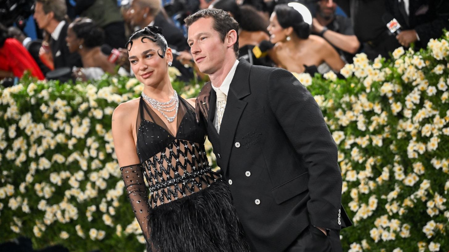 Dua Lipa &amp; Callum Turner | &#x3A0;&#x3C1;&#x3CE;&#x3C4;&#x3B7; &#x3B5;&#x3C0;&#x3AF;&#x3C3;&#x3B7;&#x3BC;&#x3B7; &#x3BA;&#x3BF;&#x3B9;&#x3BD;&#x3AE; &#x3B5;&#x3BC;&#x3C6;&#x3AC;&#x3BD;&#x3B9;&#x3C3;&#x3B7; &#x3C3;&#x3C4;&#x3BF; Met Gala 2025