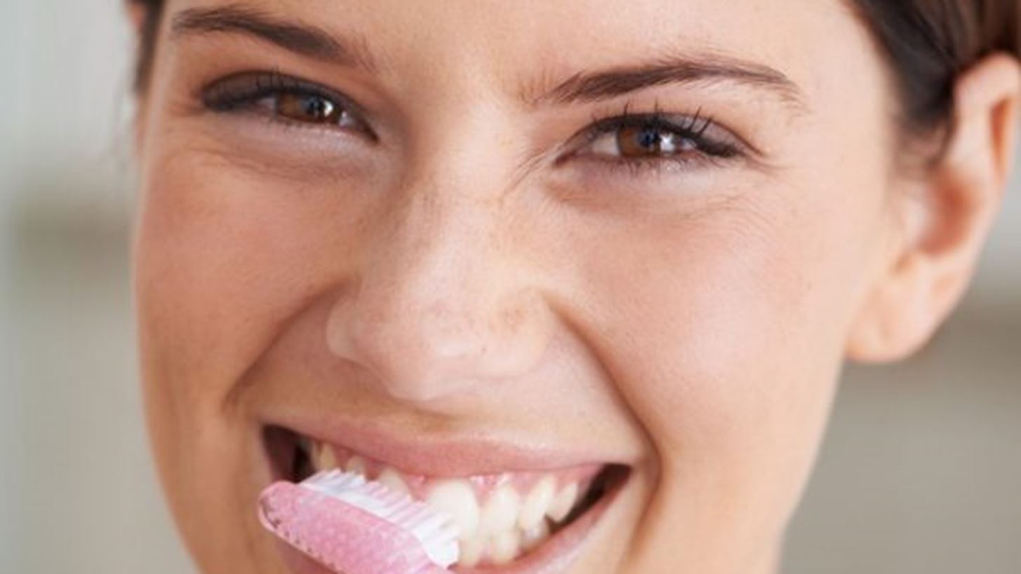 Πόσες φορές την ημέρα βουρτσίζεις τα δόντια σου; Μήπως το παρακάνεις;